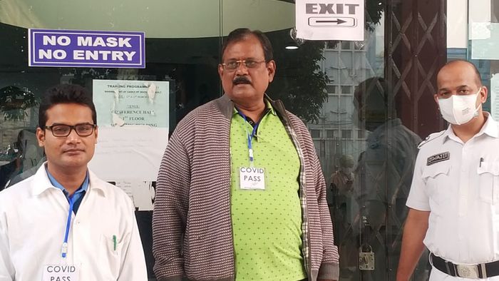 মেডিক্যাল কলেজে ডোজ নিলেন নির্মল মাজি