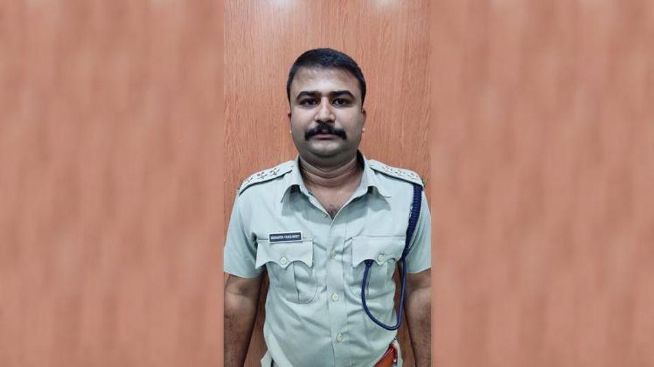 লালবাতি গাড়িতে বসে প্রকাশ্যে মদ খাচ্ছেন ডিএসপি, খোঁজ করতে বের হল ভুয়ো !   লালবাতি গাড়িতে বসে প্রকাশ্যে মদ খাচ্ছেন ডিএসপি, খোঁজ করতে বের হল ভুয়ো !