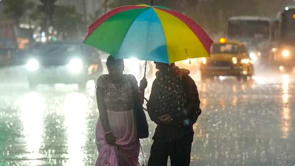 ভারী থেকে অতিভারী বৃষ্টির পূর্বাভাস, রেড অ্যালার্ট ৩ জেলায় ভারী থেকে অতিভারী বৃষ্টির পূর্বাভাস, রেড অ্যালার্ট ৩ জেলায়