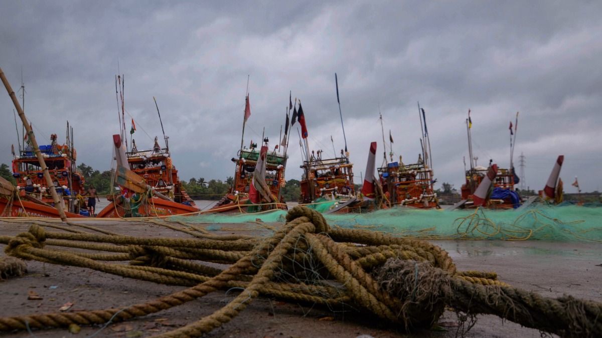 ঘূর্ণিঝড় দানার প্রভাবে বৃষ্টির তীব্রতা বাড়ছে