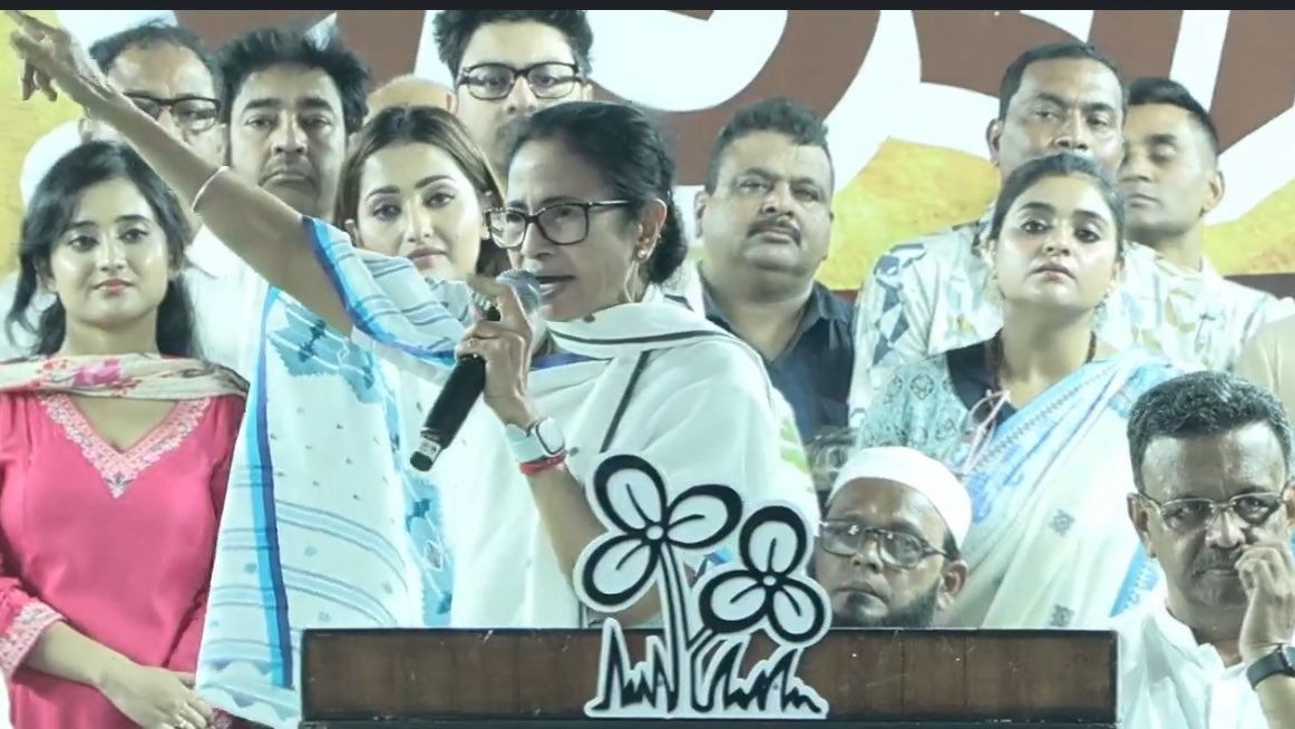 জোড়াসাঁকোয় সভা মঞ্চে মমতা বন্দ্যোপাধ্যায়