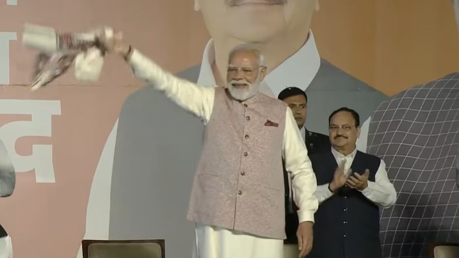 গামছা উড়িয়ে অভিনন্দন প্রধানমন্ত্রী নরেন্দ্র মোদীর