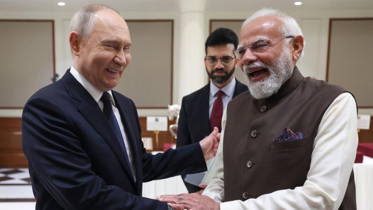 ফুরফুরে মেজাজে মোদী ও পুতিন।