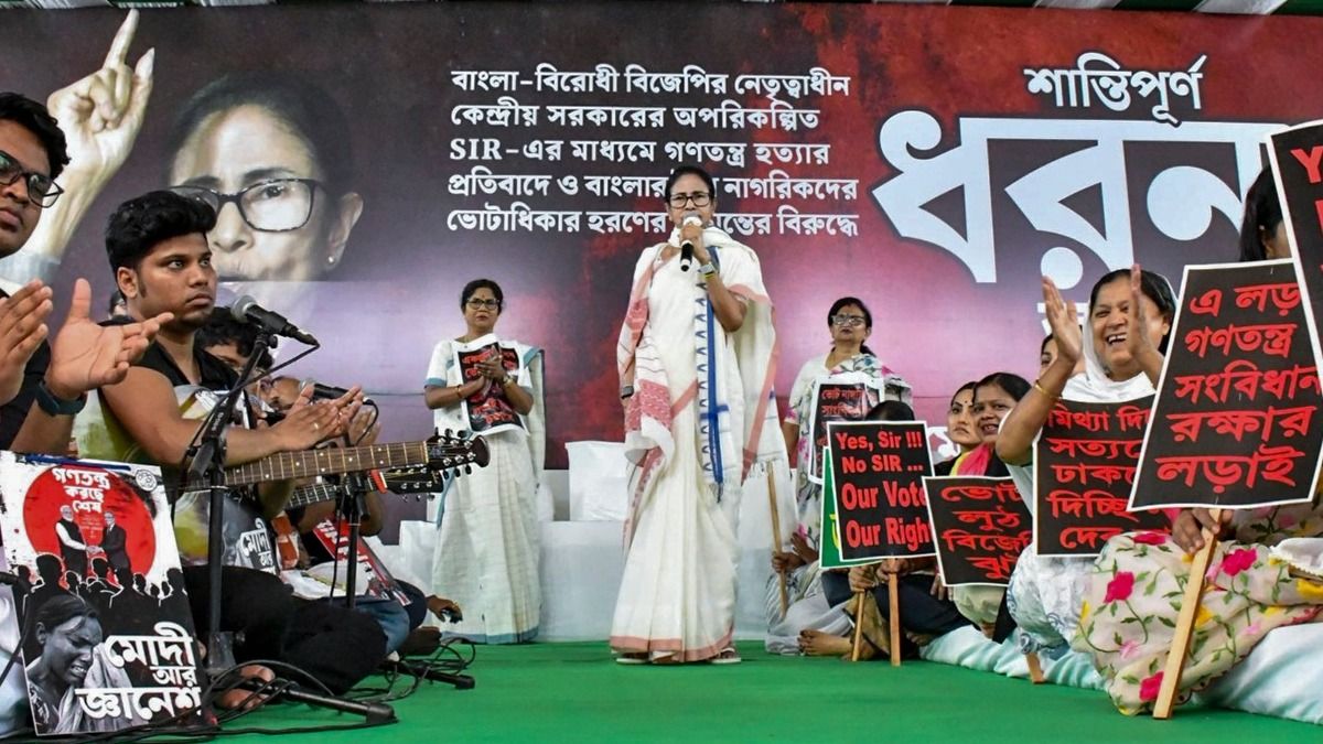 ধর্নামঞ্চে মমতা বন্দ্য়োপাধ্যায় (ফাইল ছবি)