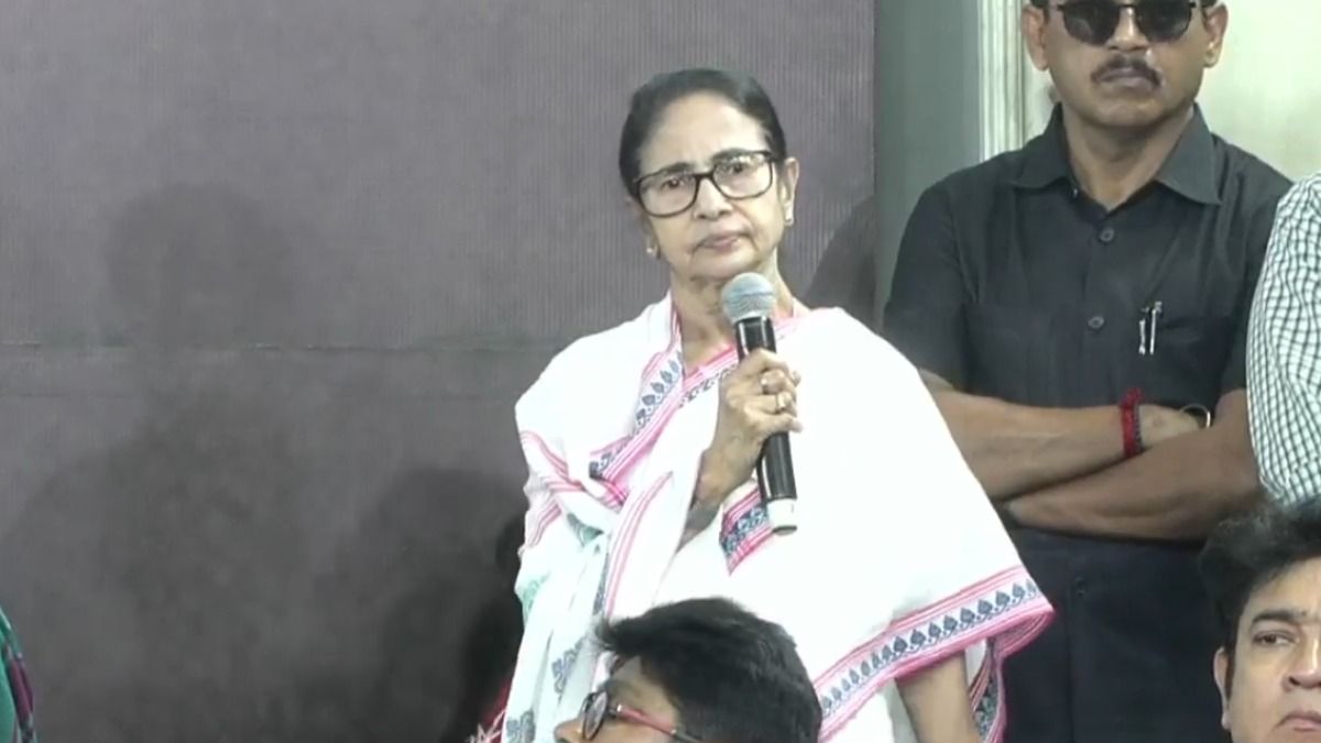 মঞ্চে রয়েছেন মমতা বন্দ্য়োপাধ্যায়