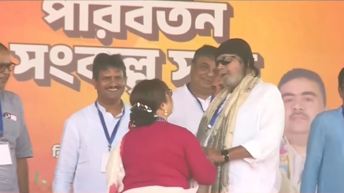 মোদীর মঞ্চে মিঠুন চক্রবর্তী