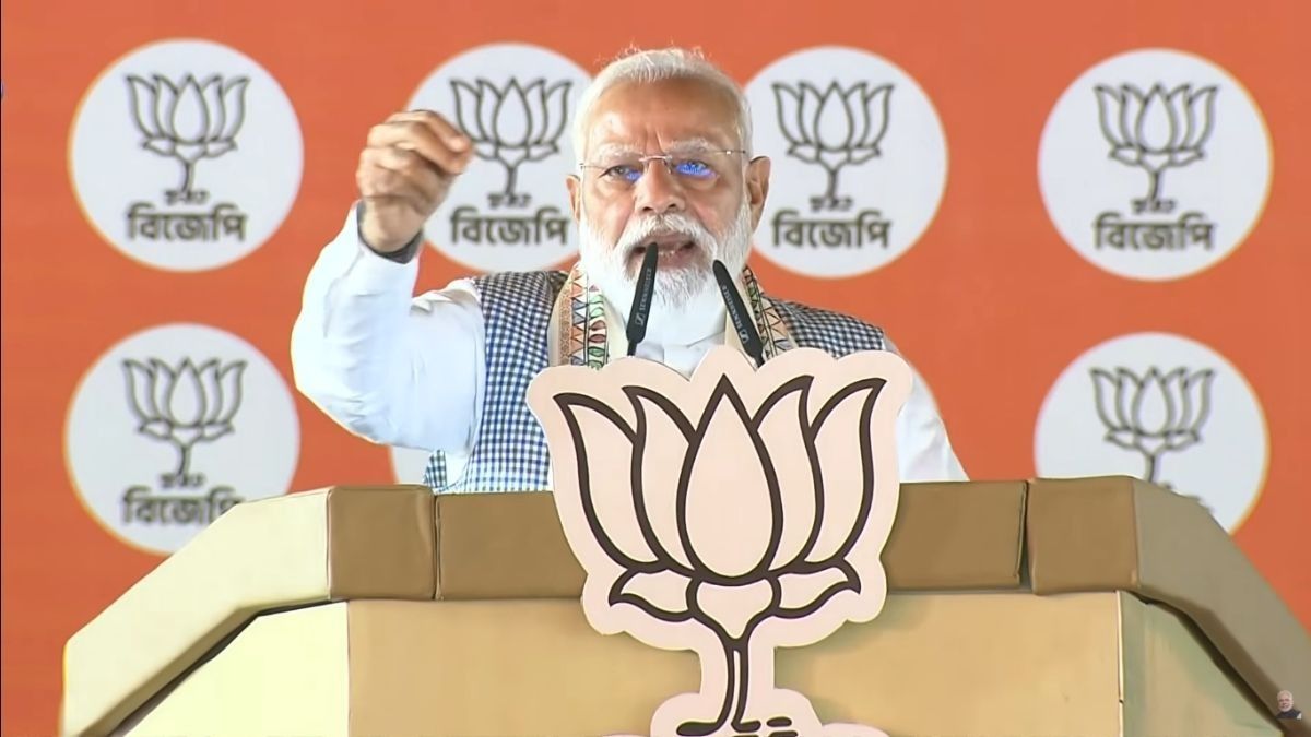 কোচবিহারের মঞ্চে প্রধানমন্ত্রী নরেন্দ্র মোদী।