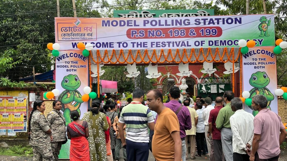 LIVE: তৃণমূলের বিরুদ্ধে আগ্নেয়াস্ত্র দেখিয়ে ভয় দেখানোর অভিযোগ, ডোমকলে তুমুল উত্তেজনা 