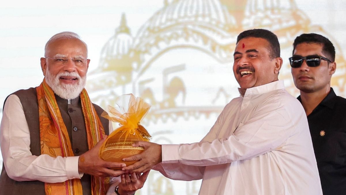 তারকেশ্বরে মোদীকে রসগোল্লা উপহার শুভেন্দুর