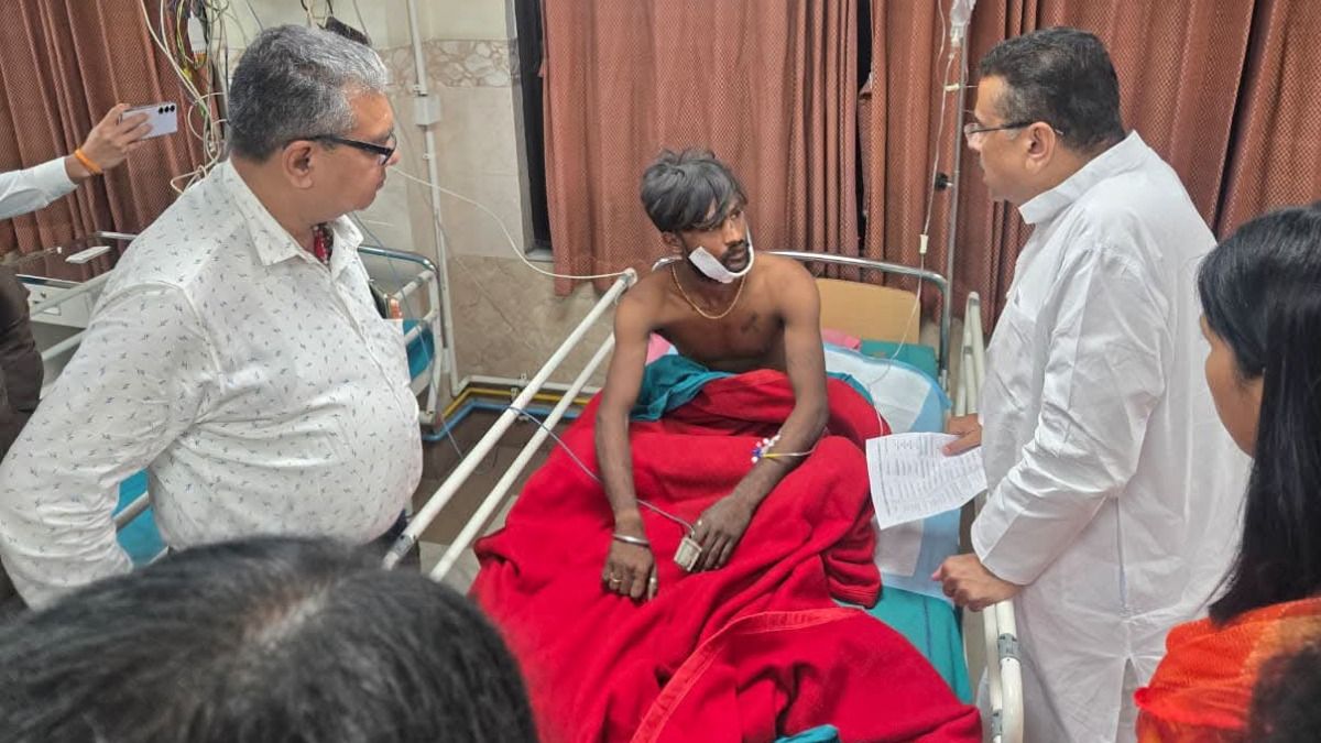 SSKM-এ চিকিৎসাধীন শ্রমিকের সঙ্গে কথা বলছেন মুখ্যমন্ত্রী শুভেন্দু। 