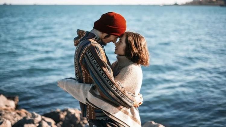 Stol ustidagi paypoqda kotibani sikishadi