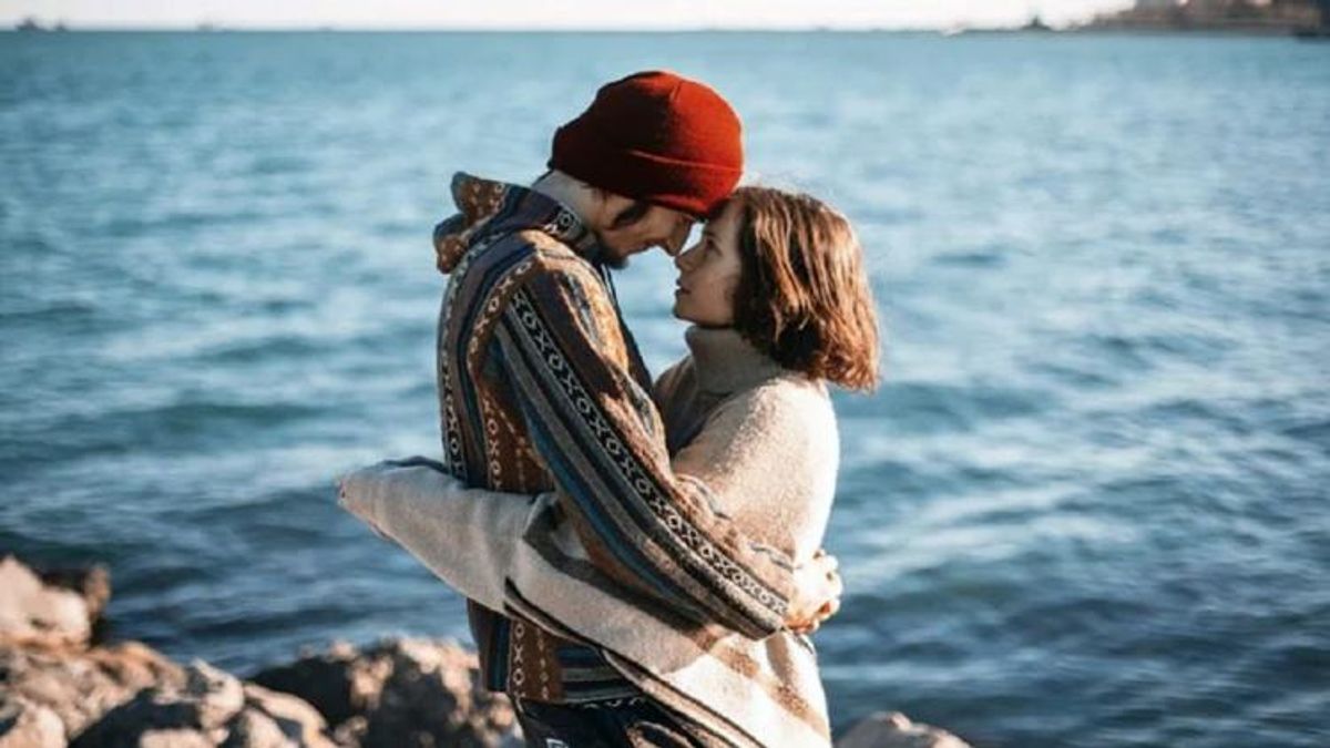 Porno beata bekor Stol ustidagi paypoqda kotibani sikishadi