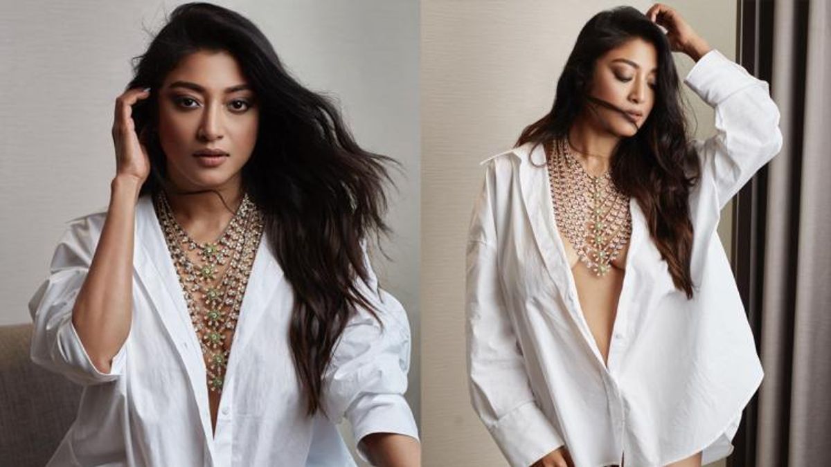 Porno zhimi neytron Cindy sikiklari Kokraklar erkaklar qolida