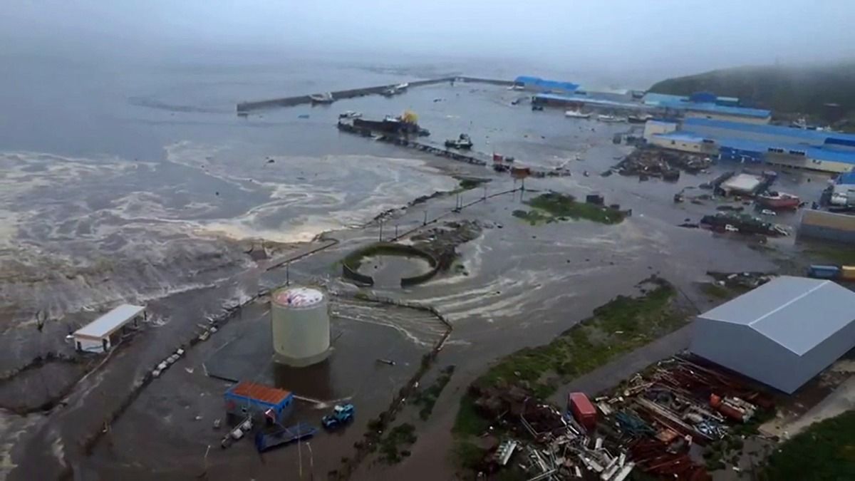  রাশিয়ার উত্তর কুরিল দ্বীপপুঞ্জের প্যারামুশির দ্বীপে সুনামি