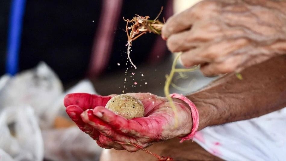 পিতৃপক্ষ কাল থেকে শুরু, ঘাটে যেতে না পারলে ঘরে বসেই করুন পিতৃ শ্রাদ্ধ