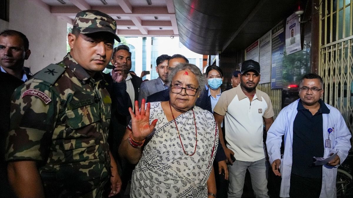 নেপালের অন্তর্বর্তী প্রধানমন্ত্রী সুশীলা কার্কির সরকারি বাসভবনের বাইরে রাতভর উত্তেজনা। ছবি: PTI