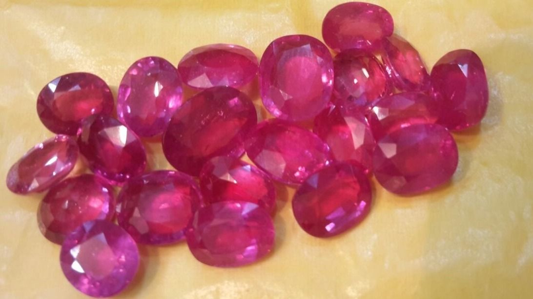 কোন কোন রাশিদের চুনি পরা শুভ? কারা ভুলেও পরবেন না?