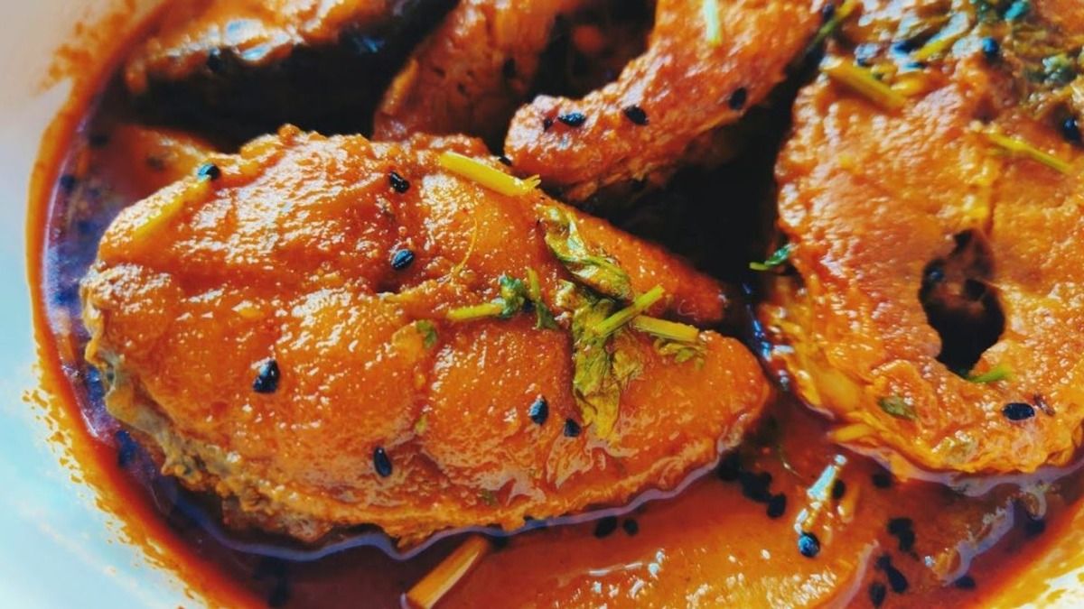 মাছের ঝোলে বেটে দিন এই কালো মশলা! টেস্ট ডবলের গ্যারান্টি