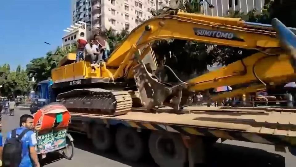 মুজিবের ধানমণ্ডির বাড়িতে বুলডোজার, কী কী চলছে বাংলাদেশে? ১০ ছবি