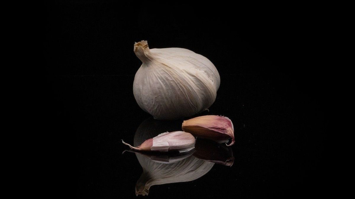 একটু মুখরোচক রান্না মানেই তাতে রসুনের ব্যবহার থাকবেই। বিশেষত মাছ-মাংস রান্নার সময়ে অনেকটাই রসুন দিতে হয়।