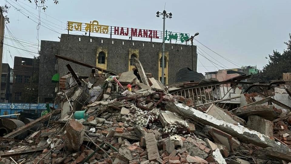 দিল্লিতে মসজিদ চত্বরে বুলডোজার, রাতভর কীভাবে গুঁড়িয়ে দেওয়া হল? সব ছবি রইল