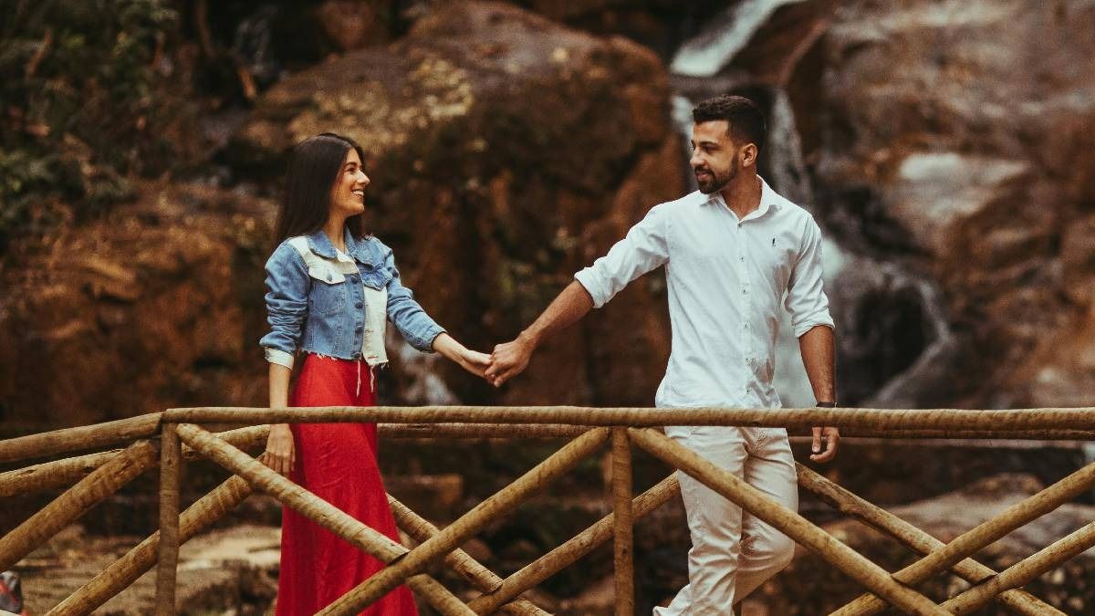 প্রেমিকা আপনাকে সত্যি ভালোবাসে তো? নারী-মনের খোঁজ পাওয়ার ৫ কৌশল