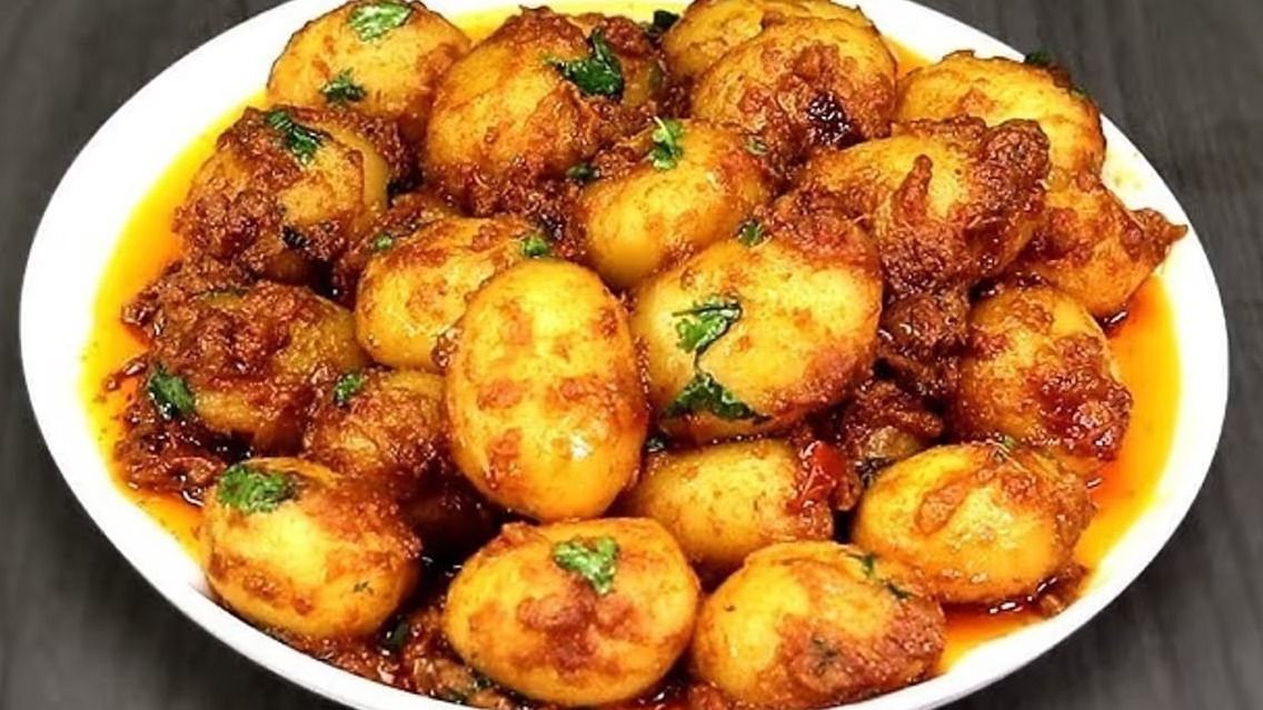 গরম লুচি-কিংবা পোলাওয়ের সঙ্গে বানান টক-মিষ্টি আচারি আলুর দম, দারুণ স্বাদ