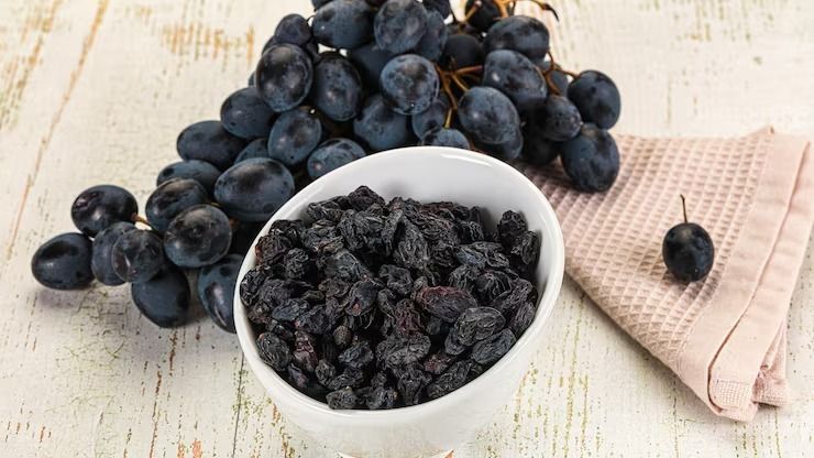 কালো কিশমিশ আকারে ছোট হলেও পুষ্টিগুণে অত্যন্ত সমৃদ্ধ। শুকনো আঙুর থেকে তৈরি এই খাবারে রয়েছে আয়রন, ফাইবার, অ্যান্টি-অক্সিডেন্ট এবং প্রাকৃতিক শর্করা। তাই নিয়ম মেনে কালো কিশমিশ খেলে শরীরের নানা সমস্যা কমতে পারে বলে মনে করেন পুষ্টিবিদরা।