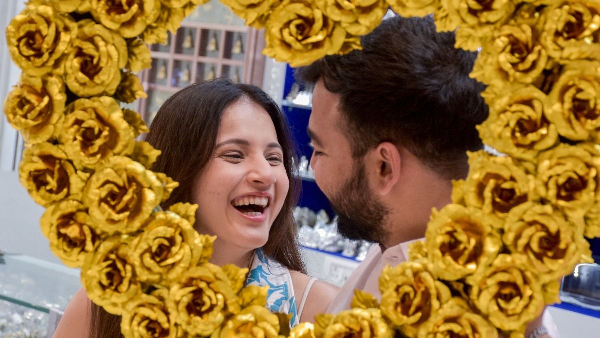 ভ্যালেন্টাইন্স ডে উদযাপনে তরুণ-তরুণী -- ছবি: রয়টার্স