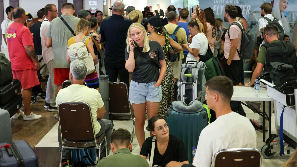 দুবাই, দোহা এয়ারপোর্টে আটকে প্রচুর যাত্রী - রয়টার্স