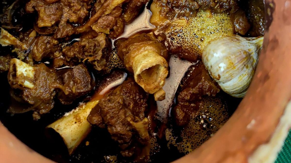 নিজের হেঁশেলেই বানান বিহারের বিখ্যাত চম্পারণ হান্ডি মাটন, আঙুল চেটে খাবে সবাই