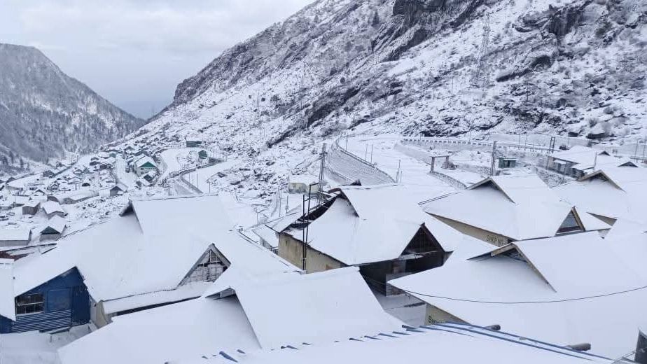 কয়েক ইঞ্চি বরফে ঢাকা পড়ল সান্দাকফু, আটকে শতাধিক পর্যটক 