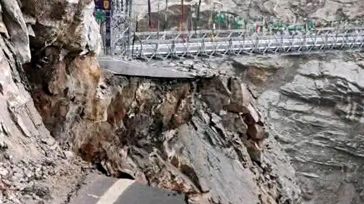 আচমকা ভেঙে পড়ল পাহাড়ি রাস্তা, ফের বিচ্ছন্ন সিকিমের লাচেন; দেখুন PHOTOS