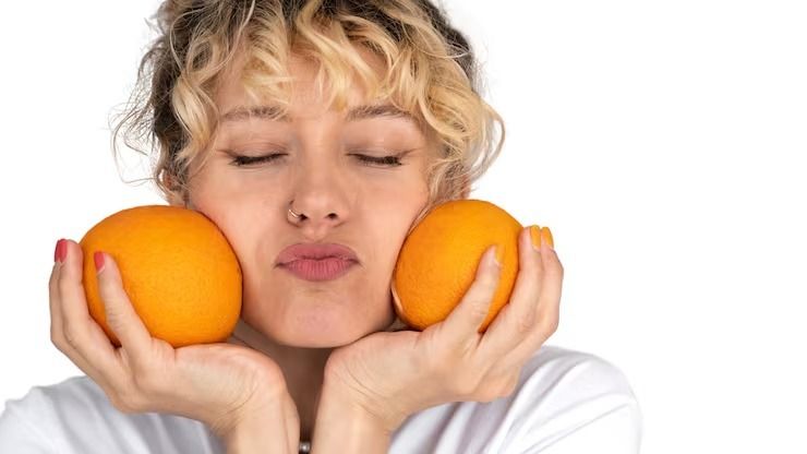 কমলালেবুর খোসা ফেলার জিনিস নয়, এভাবে ব্যবহার করতে জানলে চেহারা চমকাবে কাচের মতো