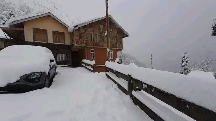 পাহাড়ের রঙিন বসন্ত ঢাকল সাদা চাদরে, তুষারপাত সান্দাকফুতে; কতদিন চলবে?