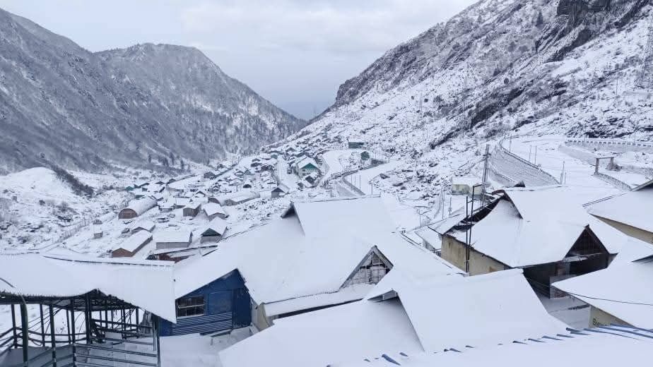 তুষারে ফের সাদা নাথুলা-বাবামন্দির, হাড়কাঁপানো ঠান্ডায় কাঁপছে সিকিম