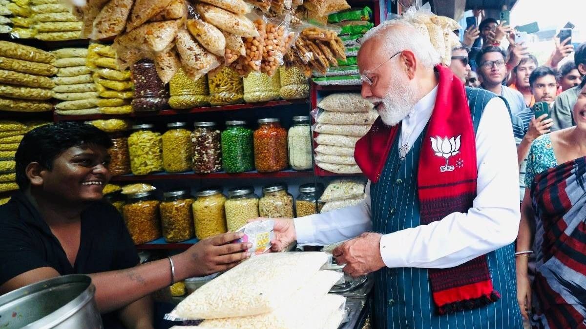 ঝাড়গ্রামে ১০ টাকার ঝালমুড়ি কিনলেন PM মোদী, দেখুন ছবি