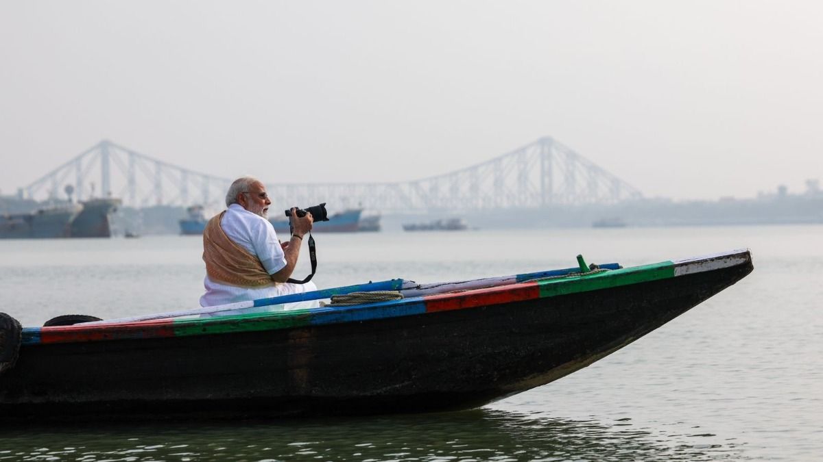 বাংলায় গঙ্গাবিহার মোদীর, হাওড়া ব্রিজের ছবি তুললেন, কেমন লাগল প্রধানমন্ত্রীর? PHOTOS