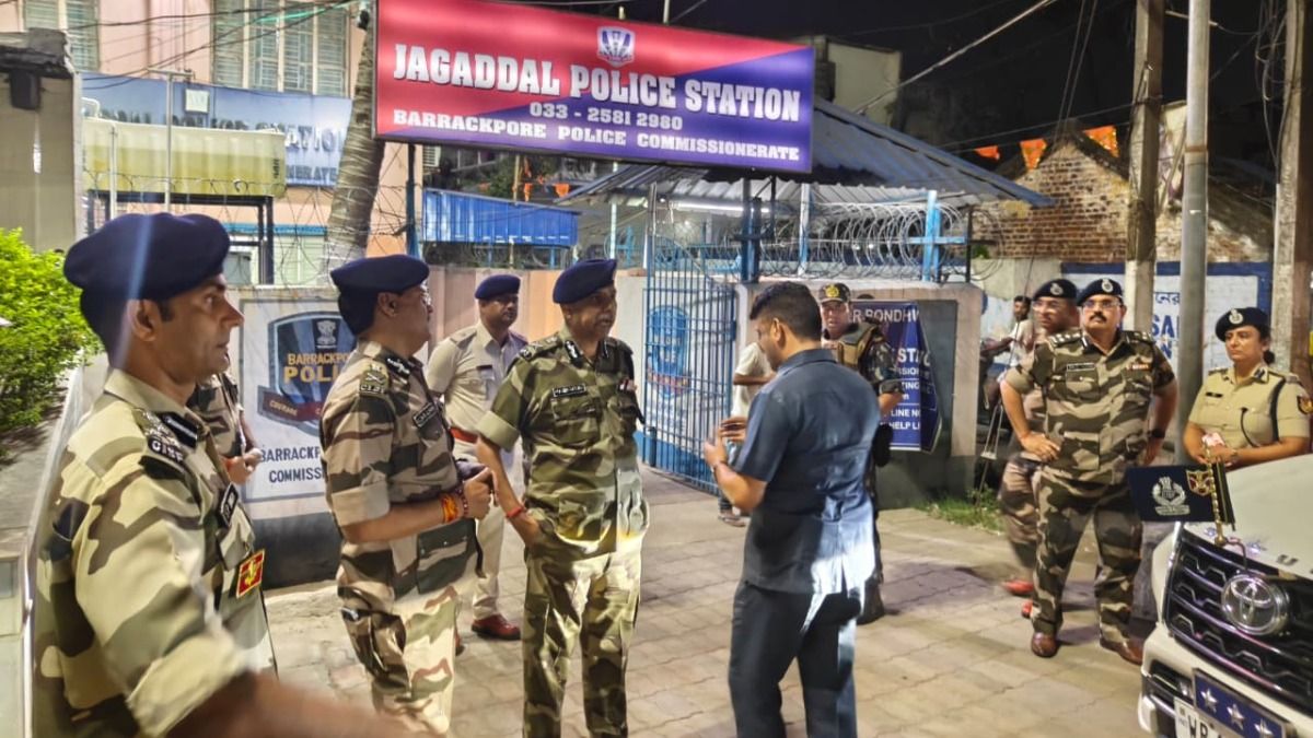 দুষ্কৃতীর ছোড়া গুলিতে আহত সিআইএসফ জওয়ানকে দেখতে হাসপাতালে BSF-CISF শীর্ষকর্তা