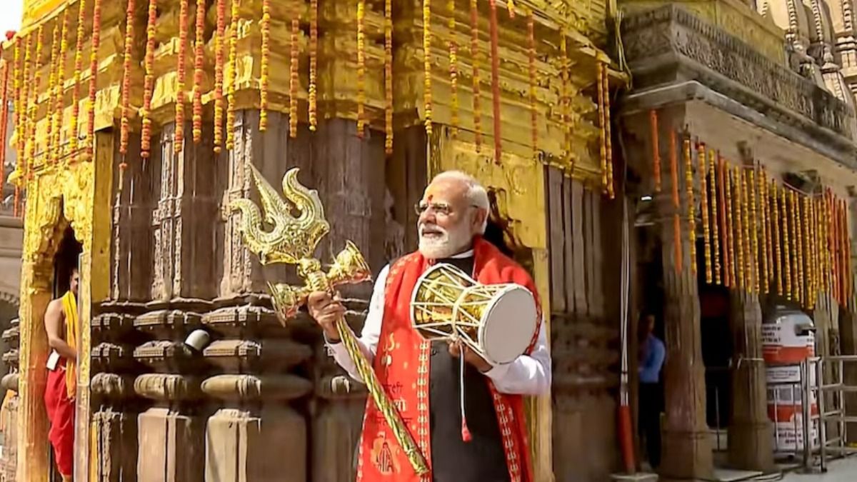 এক হাতে ডুগডুগি, অন্য হাতে ত্রিশূল, কাশীতে পুজো দিলেন মোদী, সব ছবি রইল