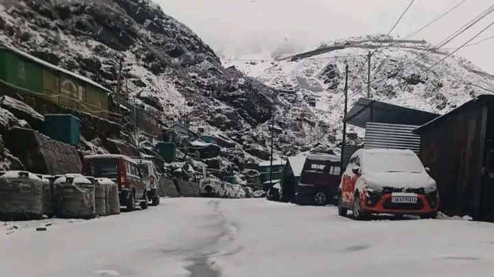 দক্ষিণে ভোটের উত্তাপ, অন্যদিকে সাদা তুষারে ঢাকল সিকিম, একাধিক রাস্তা বন্ধ