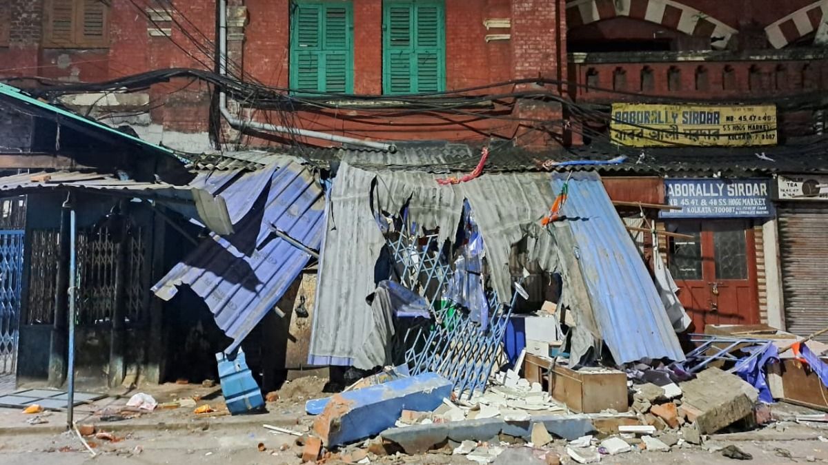 কলকাতার হগ মার্কেটে বুলডোজার দিয়ে TMC-র পার্টি অফিস গুঁড়িয়ে দেওয়ার অভিযোগে উত্তপ্ত এলাকা