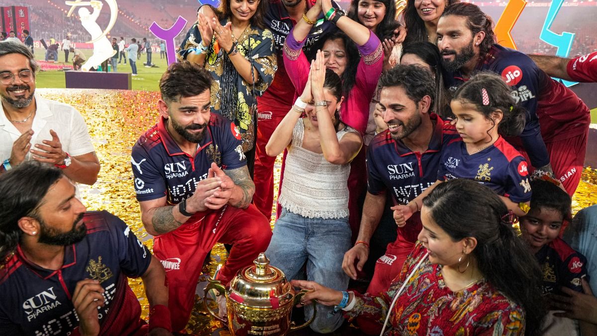 RCB-র সেলিব্রেশন অনুষ্কা-ময়, কেমন হল বিরাটদের জয়ের উত্‍সব? রইল সব ছবি 