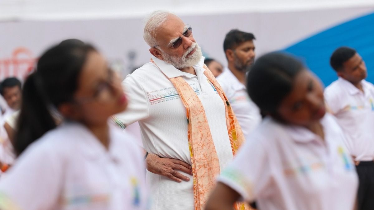 কী কী যোগ করলেন, কাদের যোগাভ্যাসে ত্রুটি সংশোধন করলেন PM মোদী?  দেখুন PHOTOS
