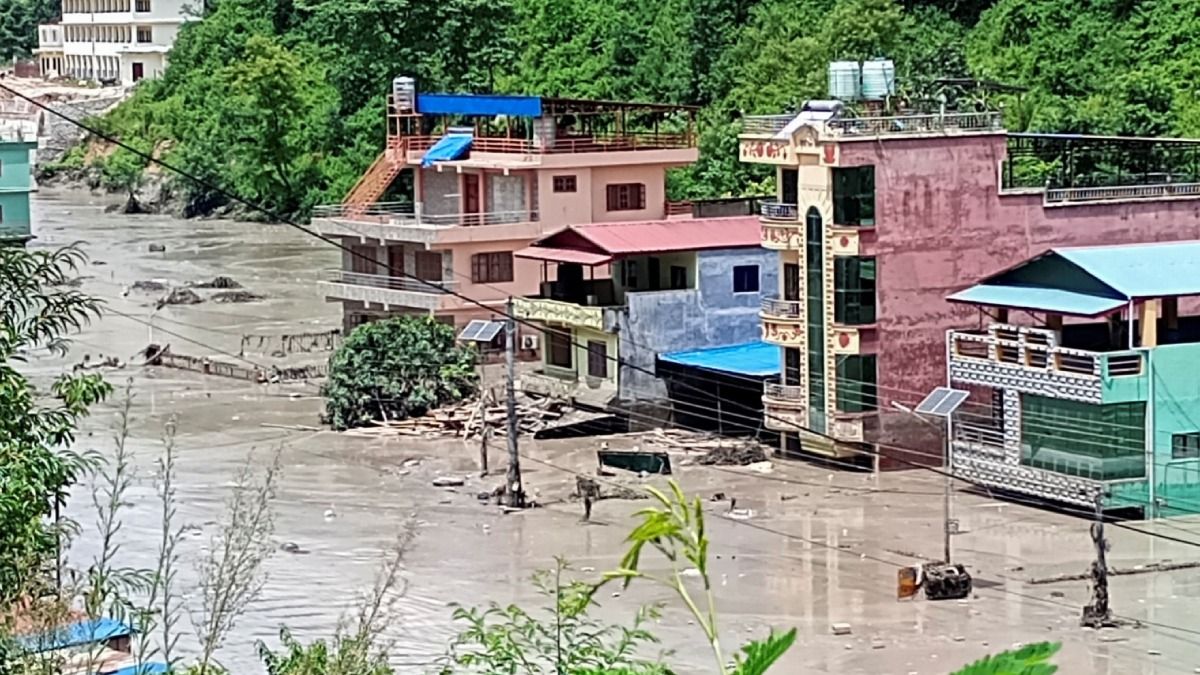 আচমকা হড়পা বানে ভয়াবহ পরিস্থিতি নেপালে