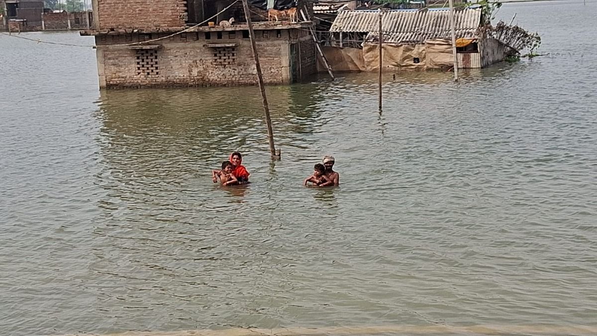 গঙ্গা সর্বকালীন রেকর্ড উচ্চতায় বইছে, বিহারে বন্যা কতটা ভয়াবহ? ছবিগুলিই তার প্রমাণ