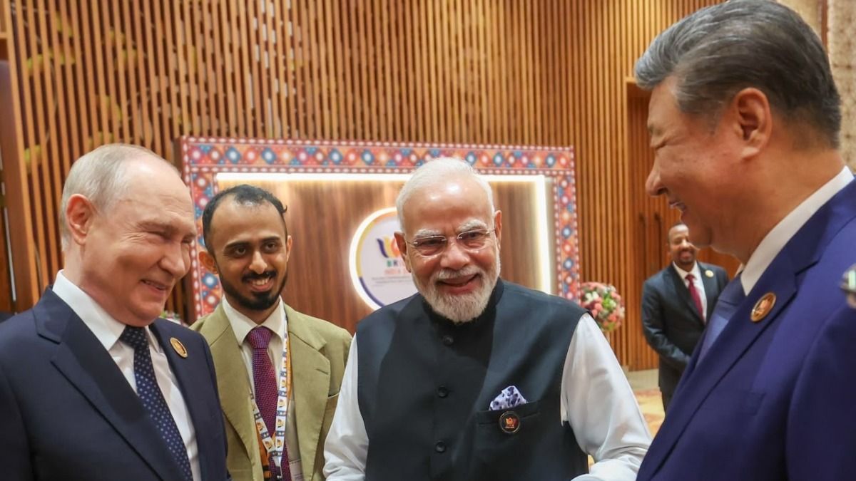 ব্রিকস সম্মেলনের ফাঁকে মোদী, জিনপিং ও পুতিনের আড্ডা