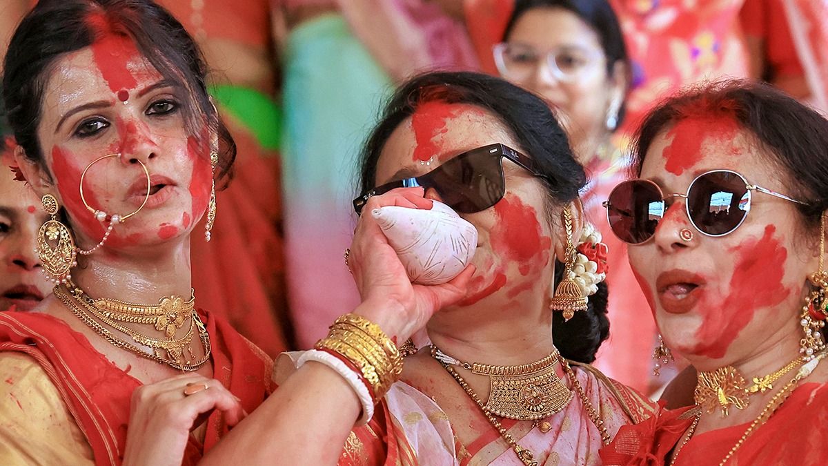 সিঁদুর খেলার শাস্ত্রীয় কোনও বিধান নেই, কিন্তু নারীর ক্ষমতায়নের প্রতীক