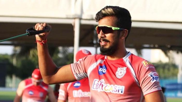 মরুদেশে কিংস ইলেভেনের অনুশীলনে ঈশান পোড়েল।