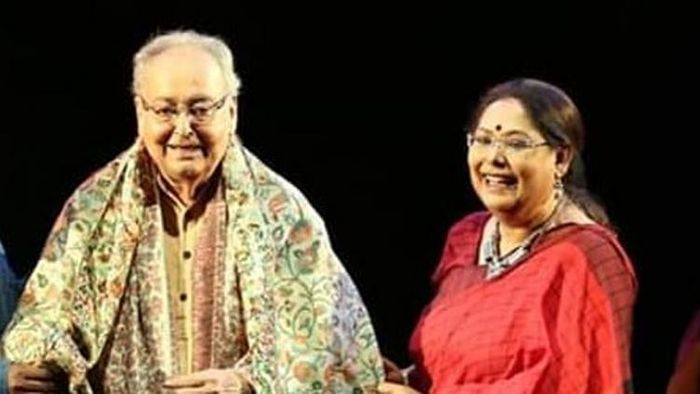 সৌমিত্র চট্টোপাধ্যায় ও পৌলমী বসু (ছবি সৌজন্য পৌলমী বসু/ফেসবুক)